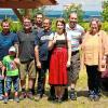 (zis)  Schönes Wetter hatte der Weinbauverein Wiesenbronn, der seine neu erbaute Hütte am Wachhügel einweihte. Viele Gäste kamen laut Pressemitteilung zum Fest, das vor allem den Mitgliedern gewidmet war, die zahlreiche Stunden für den Weinbauverein aufgebracht hatten. Nach einer Ansprache von Weinbauvorstand Mario Hofmann und Jochen Schenk, der als Zimmermann engagiert war, sprach Pfarrerin Esther Meist ein paar Segensworte. Im Bild von links: Nicole Roth, Mario Hofmann mit Michael, Reinhard Fröhlich, Markus Wilhelm, Karl Ackermann, Weinprinzessin Miriam, Ralf Buhmann-Eberhardt, Pfarrerin Esther Meist, Doris Paul.