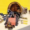 Ein interessanter Teil der Rückert-Ausstellung in der Kunsthalle: Das Verhältnis des Dichters zu den vielen Auszeichnungen, Orden und Pokalen, die er im Laufe seines Lebens bekam.