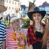 Keine Frage des Alters: Je später der Abend, desto mehr Besucher kamen mit Cowboyhut zum Sommerzauber der Bad Königshöfer Werbegemeinschaft.