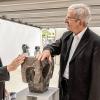 Anfassen erlaubt: Die Plastiken von Albert Schilling begutachten die Domkapitulare Helmut Gabel (links) und Jürgen Lenssen.