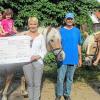(ppe)  Zum Tag der offenen Tür des Reiterhofs Reifenscheid in Mainbernheim steuerte die Lebenshilfe Kitzingen wieder ein Begleitprogramm bei, das laut einer Pressemitteilung viele Besucher nutzten. Der Erlös, inklusive einer Sparkassenspende, beträgt 1400 Euro. Auf dem Bild (von links): Fabian Schmitt (Sparkasse), Emma und Emely, Heike Schlee (Leiterin der Heilpädagogischen Tagesstätte St. Martin), Eugen und Marion Reifenscheid und Felizia.