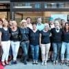 (regi)   Der Friseursalon „Haarlekin“ in der Hindenburgstraße und „Hair Styling Oeser“ in der Martin-Reinhard-Straße Bad Königshofen haben eine neue Besitzerin: Während des Sommerzaubers, der langen Einkaufsnacht, übergab Sieglinde Schachner die Schlüssel an Friseurmeisterin Stefanie Schilling. Man sollte eine Übergabe durchführen, wenn eine Nachfolgerin da ist, darüber war sich Schachner mit Bürgermeister Thomas Helbling einig. Die Friseurmeisterin hatte „Haarlekin“ September 1987 gegründet. 2001 übernahm sie zusätzlich den Salon Oeser. Insgesamt arbeiten aktuell 15 Friseurinnen in den beiden Geschäften und freuen sich, dass ihre Arbeitsplätze erhalten bleiben und eine Mitarbeiterin aus den eigenen Reihen das Steuer übernimmt. Die ehemalige Chefin Schachner wird weiterhin im „Haarlekin“ tätig sein. 14 Tage lang dauerten die Renovierungsarbeiten, durch die der Salon Oeser ein modernes Outfit erhielt. Zur Geschäftsübernahme gratulierten Stefanie Schilling (vordere Reihe, Mitte) neben dem Bad Königshöfer Bürgermeister auch Bürgermeister Jürgen Heusinger (beide hinten Mitte) aus ihrer Heimatgemeinde Sulzfeld.
