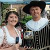 (me) Oberschwarzach hat wieder eine Weinsymbolfigur neben seiner Weinprinzessin. Nach zwölfjähriger Vakanz trat zum Auftakt des 39. Marktplatz-Weinfestes am Samstag Guido Plener die Nachfolge von Helmut Groha an, der von 1983 bis 2004 als Oberschwarzacher Schlossherr unterwegs war. Da Symbolfiguren, anders als Weinprinzessinnen, keine Krönchen tragen, übergab ihm die Marktgemeinde-Prinzessin Anne Ruppenstein als Zeichen seiner Würde ein Vorhängeschloss. Zuvor hatte Johannes Pfister, der „Kammerforster Teufel“, Plener kurz vorgestellt: Der 57-Jährige ist Studienrat für Englisch, Erdkunde und Sport an der Ludwig-Derleth-Realschule in Gerolzhofen. Seit 25 Jahren ist der gebürtige Nürnberger Wahl-Oberschwarzacher und in vielen Vereinen aktiv.FOTO M. Endriß