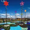 Gartenkunst: Metallblumen treffen auf bunte Steine aus Glas.