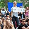 Viele junge Menschen demonstrieren vor dem Berliner Amtsgericht beim Prozess von Gina-Lisa Lohfink für die „Nein heißt Nein“-Initiative, die sich für die sexuelle Selbstbestimmung einsetzt.
