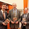 Autor Hans-Peter Baum (Mitte) und Dr. Axel Metz, Leiter des Würzburger Stadtarchivs (rechts) überreichten Oberbürgermeister Christian Schuchardt (links) ein erstes Broschüren-Exemplar.