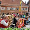 Die Marktplatz-Konzerte sonntags in Volkach sind beliebter Treffpunkt für Jung und Alt.