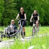 (fp)   20 Orte können rund um Volkach zu Fuß oder mit dem Fahrrad erkundet werden. An der Mainschleife ist das Radwegenetz bestens ausgebaut und mit dem Maintalradweg sowie dem Steigerwald lückenlos verknüpft. In der Volkacher Tourist Information kann man sich Infos und Kartenmaterial zum kleinen Preis abholen und dann auf Entdeckungstour gehen. Die Touren führen durch eine intakte Naturlandschaft und gewähren Einblicke in die Geschichte, den Wein- und Obstbau und die Kultur der Region. Verschiedene Erlebniswanderwege und Lehrpfade wie beispielsweise der Quittenlehrpfad oder der Dschungelpfad in Astheim servieren Wissenswertes und Spaß unter freiem Himmel.