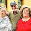 Eine Familienzusammenführung der besonderen Art: Adrian Price aus Hohnhausen (Lkr. Haßberge) hält seine leibliche Schwester Valerie Bloomfield (links) und seine Adoptivschwester Jane McKenna im Arm.