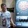 „La Belle“-Wirt Ralf Wiesner und sein umgebauter Automat für Internet-Dart. Die Spieler werfen mit Softpfeilen auf die Scheibe, die Treffer und die erreichte Punktzahl werden dem Internet-Gegner angezeigt. Die Spieler werfen abwechselnd, sodass jeder in Echtzeit die Ergebnisse des Gegners angezeigt bekommt.