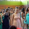 (gh)   Perfekt gestylt fanden sich die Neuntklässler der Steigerwaldschule in der festlich geschmückten Stadthalle Schlüsselfeld zum Tanzkursabschlussball ein. Von bodenlangen Roben bis hin zu glitzernden Mini-Kleidern konnten bei den jungen Frauen die verschiedensten Outfits bewundert werden. Die Jungs standen ihnen in nichts nach: Auch sie trugen elegante Anzüge, und sie hatten ein kleines Sträußchen für ihre Tanzpartnerin dabei. Nachdem die Schüler wochenlang unter der Leitung von Tanzlehrer Heinz Pappenberger (Tanzschule Herzog) die wichtigsten Standardtänze erlernt hatten, stellten sie an diesem Abend ihr Können unter Beweis. Nach der Eröffnungs-Polonaise baten die Herren die Damen zum ersten Tanz. Beim Wiener Walzer konnten die Schüler zeigen, was sie gelernt hatten. Auch die stolzen Eltern und die Ehrengäste, die der Einladung von Realschuldirektor Manfred Hußlein gefolgt waren, durften das Tanzbein schwingen. Wer vom Tanzen hungrig und durstig geworden war, stärkte sich an den Köstlichkeiten, die von Elternbeirat und Personalrat angeboten wurden. Für die musikalische Umrahmung sorgte „Vanilla Sky“.