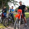 Ein paar Tage vor dem Mofa-Rennen sind die Organisatoren Pascal Blumhagen (Mitte) und Jonas Hudalla (rechts) mit ihren Maschinen schon an der BMX-Bahn in Esselbach – und die ersten begeisterten Fahrer beim Streckentest.