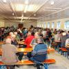 Es war ein besonderes Schafkopfturnier mit einer besonderen Geste. Familie Kaspar Schäfer lud zum Preisschafkopf nach Stadelschwarzach ein. Als Spielhalle diente der umgebaute Schweinestall. Etliche Monate hatte Kaspar Schäfer, selbst begeisterter Schafkopfspieler, zusammen mit seiner Frau Christine und der ganzen Familie den ehemaligen Stall auf ihrem Aussiedlerhof für dieses Ereignis hergerichtet. Über 200 Schafkopfspieler aus ganz Franken ließen sich dieses besondere Turnier nicht entgehen und kamen zum Karteln nach Stadelschwarzach. Alle waren begeistert von der Örtlichkeit und der guten Verpflegung. Der Erlös dieses Abends – stolze 1400 Euro –  wurde komplett an die Stadelschwarzacher Pfarrkirche St. Bartholomäus gespendet. Foto: Berthel