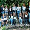 (hof)  Schüler der Mittelschule Gerolzhofen haben beim Bayerischen Schülerleistungsschreiben in Textverarbeitung am Computer mit hervorragenden Ergebnissen abgeschlossen. An dem vom bayerischen Stenografenverband ausgeschriebenen Wettbewerb hatten 17 Schüler ab der achten Jahrgangsstufe auf freiwilliger Basis teilgenommen. Voraussetzung war, dass sie das arbeitspraktische Wahlpflichtfach Wirtschaft belegt hatten. Der Wettbewerb bestand aus der Kategorie „Texterfassung am PC“ und „Autorenkorrektur“. Sieben Schüler erreichten die Bewertung „hervorragend“ oder „sehr gut“. Rektor Horst Fröhling erklärte, dieses tolle Ergebnis sei ein deutliches Zeichen für die Leistungsbereitschaft der Mittelschüler. Außerdem bedankte er sich bei den Lehrkräften Anneke Krüger, Simone Staffliner-Backmund und Matthias Gräf, die für die Organisation und Durchführung des Leistungsschreibens in den Schülergruppen verantwortlich waren. Erfolgreiche Teilnehmer an diesem Wettbewerb sind Celina Stöcklein (8a); Constanze Ach, Marcel Benisch, Zahraa Hojeij, Melina Rath (alle 8b); Laura Cronau, Hannah Dittmann,  Sophia Zinner (alle 8M); Lea Brand, Jasmin Erhard, Laura Hoyer, Michael Ringer, Lukas Sahtlmüller, Nina Wagner, Ashley Wegner (alle 9M); Jessica Hellert, Lorena Heilmann (beide M10a). Im Bild die Sieger zusammen mit ihren Lehrern Matthias Gräf, Simone Stafflinger-Backmund (links) und Anneke Krüger (rechts).