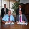Abschluss des Kooperationsvertrages der Stadt Rieneck mit der Deutschen Telekom. Das Bild zeigt Vermessungsdirektor Erhard Glaab, Klaus Markert und Peter Flory von der Deutschen Telekom und Bürgermeister Wolfgang Küber.
