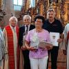Werner Hetterich (Mesnerverband der Diözese Würzburg) und Pfarrer Rainer Kunkel (von links) ehrten die Mesner Hans Klein und Marlies Appel, sowie den Organisten Siegfried Hußlein. Diakon Bernd Wagenhäuser dankte den Geehrten und überreichte Geschenke im Namen der Pfarrgemeinde.
