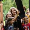 Schüler bewundern die Skateboards ihrer Mitschüler.
