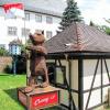 Der Berliner Bär mit der Frankenfahne in seinen Tatzen kündet von der künftigen kulinarischen fränkisch-berlinerischen Fusion im ehemaligen Kiosk in der Nähe der Post in der Grabenstraße. Für den Zeitungstermin wurde das noch zugehängte Maskottchen schon einmal enthüllt. Christine Tiefel eröffnet hier am Samstag, 16. Juli, ihren Imbiss „Curry 01“.