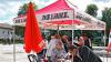 (fan)   Die beiden bayerischen Bundestagsabgeordneten der Linken, Klaus Ernst und Eva Bulling-Schröter, haben auf ihrer Sommertour in Schweinfurt mit einem Info-Stand auf dem Schillerplatz Station gemacht. Speziell ging es um das mit Kanada geplante Freihandelsabkommen „Ceta“. Die Linke unterstützt das bayerische Volksbegehren dagegen und ruft ab 16. Juli zum Sammeln von Unterschriften auf. Überall in Bayern würden da an Infoständen Unterschriften gegen das Freihandelsabkommen gesammelt, auch in Schweinfurt. Mit dem Volksbegehren solle die bayerische Landesregierung gezwungen werden, im Bundesrat gegen das Abkommen zu stimmen. Das Ziel: die erste Hürde von 25 000 Unterschriften gleich am 16. Juli zu nehmen, um ein deutliches Signal des Widerstandes an die Landesregierung zu senden. Mit Abkommen wie „Ceta“ oder „TTIP“ könnten Konzerne Staaten verklagen, wenn neue Gesetze ihre Gewinnerwartungen schmälerten. Deshalb wäre es „ein großartiges Signal, wenn wir dieses Abkommen ausgerechnet in Bayern zu Fall bringen können“, so die Linke-Abgeordneten. Abends konnten Bürger mit ihnen auf dem Weinfest diskutieren.