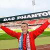 Das Phantom geht wieder auf Torejagd. An diesem Samstag kommt der einstige Bundesliga-Torschützenkönig und Club-Fan-Liebling Marek Mintal mit der Traditionsmannschaft des 1. FC Nürnberg nach Güntersleben. Ab 17.15 Uhr kickt das Team mit Größen aus der Geschichte des Altmeisters gegen die Alten Herren des TSV Güntersleben. Unter anderem haben neben Mintal auch Thomas Ziemer, Reinhold Hintermaier, Martin Driller, Helmut Rahner, Andreas Wolf, Herbert Heidenreich, Dieter Eckstein und mit Stefan Reisch auch ein Meisterspieler aus dem Jahr 1961 ihr Kommen angekündigt. Auf die Günterslebener AH-Mannschaft dürfte einiges zukommen, zumal Mintal erst kürzlich seine Torjäger-Qualität bewiesen hat. Im Saisonendspurt schnürte er zweimal die Schuhe für den A-Klassisten Victoria Erlangen und sorgte mit drei entscheidenden Toren für den Aufstieg in die Kreisklasse.