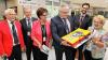 (spf)   Bürgermeister Willi Warmuth hatte ein besonderes Geschenk mitgebracht: Zum 50. Jubiläum der Shell-Tankstelle überreichte er einen Kuchen in Form einer Zapfsäule. Zuvor hatte Geschäftsführer Marcus Eisner auf die Eröffnung am 15. Juli 1966 in der Hauptstraße und die „lokale Erfolgsgeschichte“ zurückgeblickt. Firmengründer Lorenz Schuler, der ab 1937 einen Kraftstoffvertrieb in Hambach führte, habe früh erkannt, „dass nur derjenige mobil sein kann, der ein motorisiertes Fortbewegungsmittel und den richtigen Zusatz im Tank hat“. Den Neubau der Tankstelle mit der markanten Shell-Muschel bezeichnete er als einen Meilenstein. Die Ein-Mann-Station wurde stetig erweitert, 1973 entstand eine Pkw-Werkstatt, später kamen die Automarken Saab und Seat hinzu. „Es war die Keimzelle des Autohauses Schuler und Eisner“, so Bürgermeister Warmuth. Innungsobermeister Roland Hoier lobte das Engagement aller Inhaber in den fünf Jahrzehnten; damit hätte das familiengeführte Unternehmen die Veränderungen am Markt und schwierige Zeiten wie das Tankstellensterben erfolgreich gemeistert. Das Bild zeigt (von links) Norbert Schuler, Hans-Jürgen Eisner, Erika Eisner, Willi Warmuth, Marcus Eisner und Annemarie Schuler.