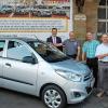 (hh)   Die Firma ATB Autotechnik in der Alten Bahnhofstraße 2 hat am Samstag und Sonntag mit einem Fest die Hinzunahme der Marke Hyundai gefeiert. Es wurden die neuesten Modelle von Hyundai ebenso präsentiert, wie es Willkommensangebote aus der ATB-Fahrzeugpalette gab. Im Rahmenprogramm war ein Gewinnspiel mit der Verlosung eines Hyundai i 10 unter den vielen Gästen das Highlight. Eine weitere Aktion war die Übergabe eines zweiten Hyundai i 10 an die Georg-Schäfer-Schule Schweinfurt. Das Fahrzeug für die Ausbildung in der Berufsschule im Wert von rund 13 000 Euro nahmen der Abteilungsleiter Kraftfahrzeuge, Ernst Deringer, und Fachlehrer Gerald Makowski am Sonntag dankend entgegen. Die Schlüssel übergaben die ATB-Geschäftsführer Matthias Ziegler und Günter Müller im Beisein des Distriktleiters Vertrieb von Hyundai Deutschland, Albrecht Reichert. Im Bild (von links) Albrecht Reichert, Günter Müller Gerald Makowski, Ernst Deringer und Matthias Ziegler.