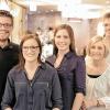(fp)   Die Bäckerei Mahler hat in der Hauptstraße 27 in Volkach nach langer Renovierungszeit das „Café M“ neu eröffnet. Die Inhaberfamilie mit Benjamin Mahler, Nadine Mahler, Selina Mahler, Karola Mahler und Rupert Mahler (im Bild von links) hat das Gebäude, in dem einst die Bäckerei Seltsam beheimatet war, entkernt und über mehrere Monate saniert. Entstanden ist ein modernes Café mit 50 Sitzplätzen innen sowie 20 Außenplätzen. Bei der Einweihung des Cafés segnete Pfarrer Johannes Hofmann die Räume und ihre Nutzer. Paul Seltsam blickte auf die Geschichte der Volkacher Bäcker zurück. Einst gab es sieben Bäckereien in der Hauptstraße. Umso mehr freue er sich, dass wieder eine alteingesessene Bäckerei in die Straße zieht. Bürgermeister Peter Kornell betonte, das Café passe perfekt in das Konzept zur Umstrukturierung der Altstadt. Er lobte den Mut der Familie Mahler. „Der Betrieb eines Cafés ist eine völlig neue Herausforderung für uns, alleine schon wegen des erweiterten Sortiments, sagte Inhaber Rupert Mahler. Geöffnet ist Montag bis Samstag von 6.30 bis 18 Uhr sowie an Sonn- und Feiertagen von 8 bis 18 Uhr.Foto: Peter PFANNES