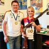 Stolz präsentieren Sarah und ihr Vater Karsten Bindrich (links) aus Eußenhausen ihre bei den Europameisterschaft im italienischen Lonato errungenen Medaillen. Die 19-Jährige gewann Silber im Einzel und Bronze mit der Mannschaft, für Karsten Bindrich gab es Bronze im Mixed.