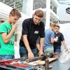 Knauf Auszubildende erklärten in Iphofen den interessierten Schüler beim Tag der Ausbildung ihre Ausbildungsberufe.
