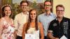 (fan)   Die 27-jährige Katharina Klüpfel aus Schonungen (Mitte) ist das Volksfestgesicht 2017. Sie ließ sich am ersten Volksfestsamstag in der Fotobox im feschen Dirndl fotografieren – und 25,2 Prozent der Online-Voter hat sie am besten gefallen. Platz 1 für die 27-Jährige, verkündete am Montag Ordnungsreferent Jan von Lackum vor den Medien. Zweiter wurde mit 24,39 Prozent Horst Duschek aus Euerbach. Den dritten Platz teilen sich Nina Cotton (Sulzfeld am Main) und Radolslawa Tomkova (Dittelbrunn) mit jeweils 17,07 Prozent der abgegebenen gültigen (!) Stimmen. Es habe „erhebliche Manipulationsversuche“ beim Online-Abstimmen gegeben, räumte von Lackum ein, so dass manche IP-Adresse „durch den Filter gejagt“ werden musste, um zu einem unverfälschten Ergebnis zu kommen. Die Gewinnerin erwartet ein professionelles Fotoshooting. Sie ist Ehrengast beim Volksfest 2017 und bekommt eine „Backstagetour“ mit einem Blick hinter die Kulissen der Schausteller. Von links: Miriam Förtsch (Volksfestgesicht 2016), Ordnungsreferent Jan von Lackum, Katharina Klüpfel (Volksfestgesicht 2017), Ordnungsamtsleiter Frank Reppert, Horst Duschek (Zweitplatzierter beim Volksfestgesicht 2017).