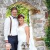 (hg)   Am 9. Juli gaben sich Christina Gütlein aus Bad Königshofen und der gebürtige Großbardorfer Andreas Behr nach elf gemeinsamen Jahren am Wasserschloss in Kleinbardorf das Ja-Wort. Die Trauung vollzog der Sulzfelder Bürgermeister Jürgen Heusinger mit Herrn Diakon Konrad Hutzler, welcher die Ringe segnete. Das Brautpaar wohnt zusammen mit seiner zweijährigen Tochter Frida seid 2012 im eigenen Haus in Bad Königshofen. Andreas arbeitet bei SKF in Schweinfurt und ist beim TSV Großbardorf Kegler mit Leib und Seele. Mit seiner Mannschaft ist er sogar letzte Saison in die zweite Bundesliga aufgestiegen. Christina arbeitet bei der Firma Weigand Bau GmbH und spielt im Musikverein Bad Königshofen Klarinette. Gefeiert haben die zwei mit Ihren Familien, Freunden, Vereins- und Arbeitskollegen in Bastheim in der Besengauscheuer. „Es war einfach ein perfekter Tag. So, wie wir es uns gewünscht haben“, so die beiden.