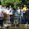 Die Delegationen der Sulzdörfer (von links) Dieter Walch, Vorsitzender Bürgerverein Sulzdorf-Giebelstadt, die Delegationen aus Stadtlauringen, Hüttlingen, Kaisheim, und Schwäbisch Hall sowie Bürgermeister Helmut Krämer.