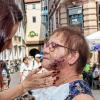 So könnte Bürgermeisterin Marion Schäfer-Blake nach einer Gewalt-Attacke aussehen. Zum Glück ist es nur Schminke für die Aktion „AWO sagt Nein zu Gewalt gegen Frauen“.