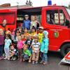 (mhk)   Die Rodener Kindergartenkinder lernten die Arbeit der Feuerwehr kennen. Am Vormittag besuchten Kommandant Matthias Lehnleidner und Theresa Endrich in Begleitung von „Fix“, der Handpuppe, den Kindergarten. Dort wurde über das gute und das böse Feuer gesprochen. Anschließend lernten die Kinder das richtige Verhalten bei einem Brand und bei Rauch. Danach wurde das Absetzen eines Notrufs geübt. Lehnleidner zog seine Schutzkleidung und Atemschutzausrüstung an, dadurch sollte den Kindern die Angst vor den monsterhaft aussehenden Einsatzkräften genommen werden. Am Nachmittag gingen die Kinder dann ins Feuerwehrgerätehaus, wo die zwei Feuerwehrler warteten, unterstützt von Lorenz Endrich. Dort wurde das Gebäude begutachtet. Danach wurden Klappmännchen umgespritzt und die Kinder durften mit dem Feuerwehrauto fahren.