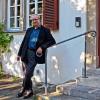 Pfarrer Helmut Rügamer vor dem Pfarrhaus in Bergtheim. Zum 1. September wird er auch die Verwaltung für die Pfarreiengemeinschaft Fährbrück übernehmen.