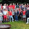 Jugendliche der Gemeinschaft des Malteserordens im Alter zwischen 14 und 18 Jahren und ihre Betreuer machten auf ihrem Weg zum Weltjugendtag in Krakau Station im gräflichen Schloss in Neustädtles. Mit im Bild Carl von Wedel (vorne rechts) sowie Adelheid von Aulock (hintere Reihe, Sechste von links) vom Betreuungsteam, Gastgeberin Adelheid Gräfin von Soden-Fraunhofen (Vorne, Mitte), Alfred Graf von Soden (hintere Reihe, links) sowie Gisela Friedrich, Leander Reußenzehn, Bürgermeister Thomas Fischer und einige freiwillige Helfer.