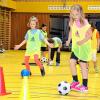 Beim DFB-Lehrgang am Matthias-Grünewald-Gymnasium mussten die angehenden Fußball-Übungsleiter auch eine Übungseinheit mit Kindern der Grundschule am Schloss leiten.