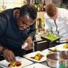 Sternekoch Nelson Müller dekoriert ein Roastbeef.
