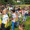 (rt)   Großeltern-Nachmittag feierte der Kindergarten „Villa Kunterbunt“ in Rüdenhausen. Die Kinder führten im Garten die „Raupe Nimmersatt“ vor und sagen mit ihrem Publikum ältere Lieder, wie „Drei Chinesen mit dem Kontrabass“. Schließlich sei die Kindertagesstätte Preisträger der Auszeichnung „Musik in Bayern“, die von der bayerischen Landeskoordinierungsstelle Musik verliehen wird. Und gemeinsam musiziert wurde an diesem Tag sehr viel von Jung und Alt, heißt es im Presseschreiben.  Foto: R. Schwab