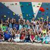 Kinder und Lehrer der Grundschule Hellmitzheimer Bucht freuen sich über ihre neue Attraktion, die drei Meter hohe und über neun Meter breite Kletterwand.