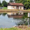 Vor dem Neubau der Karsbacher Kläranlage etwas 2018 bis 2020 soll so bald wie möglich als Zwischenlösung für rund 85 000 Euro eine neue Belüftungsanlage in das erste Klärbecken eingebaut werden. Die großflächige Belüftung soll die Reinigungsleistung erheblich verbessern und die beiden in die Jahre gekommen Einzelbelüfter ersetzen.