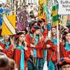 (dpa/lsw)   Mit einem historischen Umzug hat die Stadt Ravensburg am Montag das traditionelles Rutenfest gefeiert. Bei Sonnenschein zogen Tausende kostümierte Schüler und Erwachsene durch die geschmückten Straßen. Begleiet wurden sie von zahlreichen Musikanten. Während des Umzugs vor Zehntausenden Zuschauern stellen die Teilnehmer traditionell Szenen aus der 900-jährigen Geschichte von Ravensburg dar – unter anderem aus der Welfen- und Stauferzeit. Der Festumzug gehört zu den Höhepunkten des Heimatfestes. Insgesamt dauert die Veranstaltung fünf Tage lang, am Dienstag endet das Rutenfest unter anderem mit einem großen Feuerwerk. Die Ursprünge des Festes gehen auf das Mittelalter zurück, als Kinder für Lehrer in der Schule die Bestrafungsruten selbst sammeln mussten.