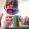 Wie im Rausch: Mit einer Spezialbrille erlernen, was Alkohol anstellt.Foto: Daniel Peter