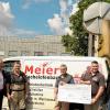 (cop)   Eine Spende von 1200 Euro hat die Firma Kachelofenbau Meier aus Albertshofen dem Förderverein Klinik Kitzinger Land überreicht. Der Erlös aus 42 gusseisernen Altöfen, die sich im Laufe eines Jahres durch das abgegebene Alteisen der Kundschaft angesammelt habe sowie einer Aufstockung durch das Unternehmen, habe diese Summe ergeben, so eine Mitteilung. Kachelofenbaumeister Patrick Meier und sein Vater Heinz Meier unterstützen jedes Jahr eine andere gemeinnützige Institution. Der Vorsitzende des Fördervereins, Dr. Roland Voß, und die Vorstände der Klinik, Thilo Penzhorn und Uwe Pfeiffle, freuten sich über die Spende, die für eine Pflegepuppe verwendet werden soll (von links): Uwe Pfeiffle, Heinz Meier, Roland Voß, Patrick Meier und Thilo Penzhorn.