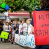 Am Dienstag demonstrierten Schüler und Eltern auf dem Wichtermann-Platz für den Erhalt der Rathenau-Schulen (im Bild). Abends war dies das Thema bei der SPD-Veranstaltung „Schule mit Profil – Zukunft der Walther-Rathenau-Schulen“ im Pfarrzentrum St. Kilian.