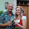 Klaus-Dieter Aumüller (Vorsitzender der TSG) und die Sommerhäuser Weinprinzessin Lisa I. freuen sich schon wieder auf das Weinfest am Plan.