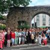 Die Reisegruppe am alten Heertor, das direkt am Fuldaer Schlosstheater liegt.