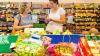 Ernährungsexpertin Annegret Hager und Redakteurin Lena Berger am Obststand.PATTY VARASANO