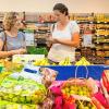 Ernährungsexpertin Annegret Hager und Redakteurin Lena Berger am Obststand.PATTY VARASANO