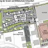 Die Generalsanierung der Grund- und Mittelschule in Ochsenfurt ist so gut wie abgeschlossen. In den Sommerferien sollen sowohl die Grund- als auch die Mittelschule in ihre endgültigen Räumlichkeiten umziehen. Rund vier Wochen soll der Umzug dauern. Bürgermeister Peter Juks freut sich, dass das Großprojekt nicht nur den zeitlichen, sondern auch den finanziellen Rahmen einhält. In den beiden südlich gelegenen langen Flügeln des H-förmigen Komplexes residiert seit einem Jahr die Mittelschule. Dieser Gebäudeteil zur Marktbreiter Straße hin wurde komplett neu errichtet. Die Richtung Westen gelegenen Räume in diesem Gebäudeteil muss die Mittelschule nun aber wieder räumen, da dort ein Teil der Grundschule einziehen soll. Die wird ihr altes Gebäude endgültig verlassen, so dass dort im Spätherbst mit der Entkernung begonnen werden kann. Denn auch wenn zu Beginn des neuen Schuljahrs im September beide Schulen ihre neuen Räume bezogen haben werden, gehen die Bauarbeiten weiter. Da der bei der Entkernung des alten Grundschulgebäudes entstehende Lärm während der Unterrichtszeit lästig wäre, können die Arbeiten immer nur am Nachmittag durchgeführt werden. Danach wird auch die Gebäudehülle abgerissen. Dass die Abrissarbeiten rechtzeitig stattfinden, sei ausgesprochen wichtig, sagte Juks beim Ortstermin in der Schule. Denn erst, wenn die alte Grundschule weg ist, kann das Würfelgebäude saniert werden. Und das soll im Herbst 2017 bezugsfertig sein. Acht Klassenräume werden danach dort zur Verfügung stehen. Wie diese Räume genutzt und wie Grund- und Hauptschule sie untereinander aufteilen werden, steht noch nicht fest. Da der Erhalt des Würfels in den ursprünglichen Planungen nicht vorgesehen war und erst später beschlossen wurde, benötigt das Gebäude eine eigene Energieversorgung über die Fernwärme. Auch der Kanal- und Wasseranschluss muss separat hergestellt werden. Lediglich die EDV-Anlage sei mit dem Hauptgebäude verbunden, erklärt Juks. Rund 1,3 Millionen koste die Sanierung des Würfels, zusätzlich zu den eingeplanten Gesamtkosten von 17,6 Millionen Euro. Der Bürgermeister hofft, dass die Förderung für das Hauptgebäude auf das Vorhaben Würfel übergehen wird. Bis der Würfel fertig ist, wird der alte Welzbau vor dem Haupteingang zur Mittelschule noch erhalten. Dort stehen sechs Räume zur Verfügung, die die Schulen im Schuljahr 2016/17 werden nutzen können. Dann kann auch der Welzbau abgerissen werden. An seine Stelle kommen die Zufahrt und die Pausenhöfe für die Mittelschule. Juks lobt die gute Arbeit aller Beteiligten, von der Bauleitung bis hin zu den Mitarbeitern der Schulen, obwohl alle während der Bauphase unter großem Druck gestanden hätten. „Wir haben eine Schulsanierung auf hohem Niveau erreicht“, so Juks. Und dabei die „magischen“ 17,6 Millionen Euro nicht überschritten. Die Kosten hätten sich lediglich zwischen den einzelnen Gewerken etwas verschoben, sagte Bauamtsleiterin Elisabeth Balk in der Sitzung des Bauausschusses. Ab Mitte September soll auch die Bushaltestelle in der Fabrikstraße fertig sein. Fünf Schulbusse werden hintereinander dort halten können. Die sogenannten „Kasseler Borde“, besonders geformte erhöhte Bordsteine, gewährleisten die Barrierefreiheit der Bushaltestelle. Allerdings werden die Schulbusse im Schuljahr 2016/17 noch an der Marktbreiter Straße halten, da wegen der Würfel-Sanierung in der Fabrikstraße ein Bauzaun steht. Zugänglich, sagt Juks, wird der ganze Schulkomplex in der Zukunft von beiden Seiten sein. Wie Elisabeth Balk in der Sitzung des Bauausschusses mitteilte, müssen vor dem Umzug der Schulen nur noch einige abschließende Arbeiten im Innern des Gebäudes vorgenommen werden, etwa die Elektroinstallationen. Die Feier zur Eröffnung wird am Donnerstag, 27. Oktober, um 11 Uhr stattfinden.